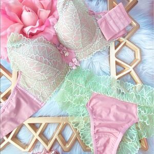NWT Pretty Iconic Lingerie Set‎